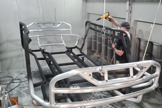 pintura en polvo de piezas met&aacute;licas grandes